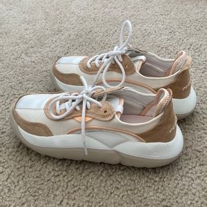 UGG SIZE 9 BEIGE SNEAKERS